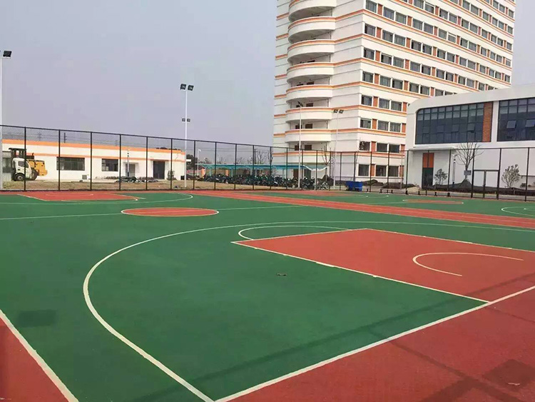 為什么說學(xué)?；@球場地面適合做硅pu球場材料？